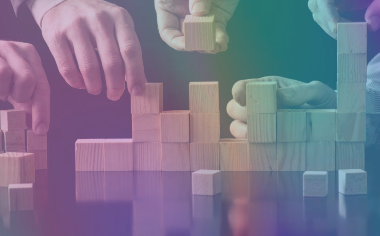 koka kubiņi, kurus liek dažādu augstumu stabiņos