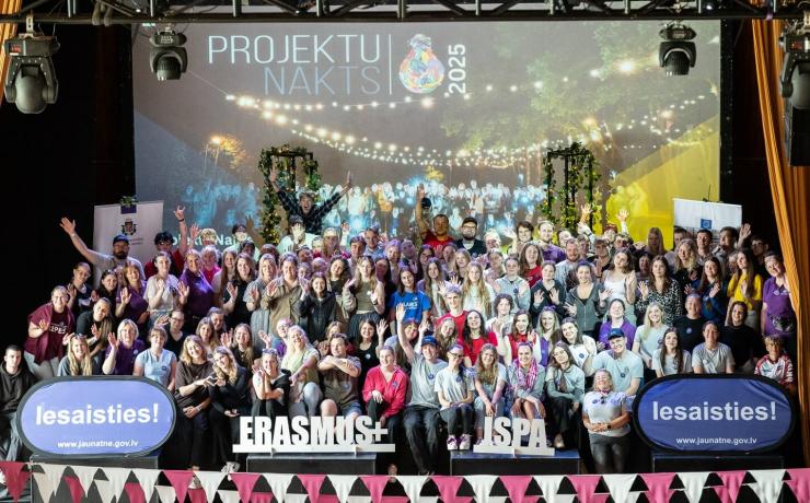 Cilvēku kopbilde uz skatuves